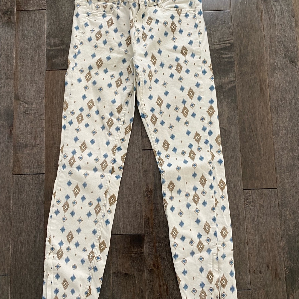 Perfect condition Zara Aztec print with zippered ankles.